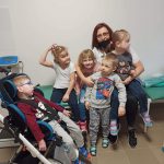Dzieci z grup przedszkolnych odwiedziły gabinet pani pielęgniarki. Dowiedziały się na czym polega ten zawód i poznały wyposażenie gabinetu.  Utrwalały też umiejętność dokładnego mycia rąk ????????????
