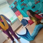 Teatrzyk pt. ,,Po Polsce podróże małe i duże” przedstawili aktorzy z teatru z Warszawy.